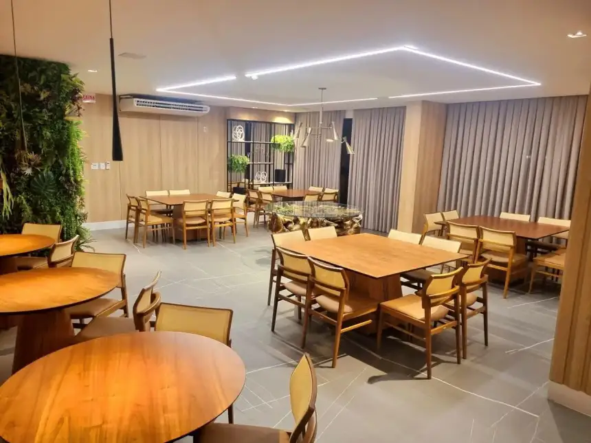 Salão de festas com decoração sofisticada