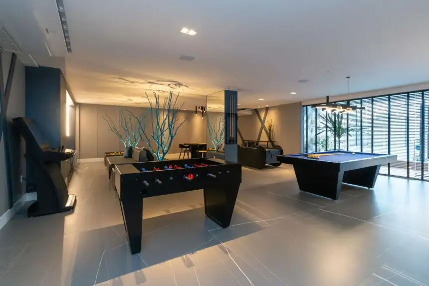 Sala de jogos com pebolim e sinuca