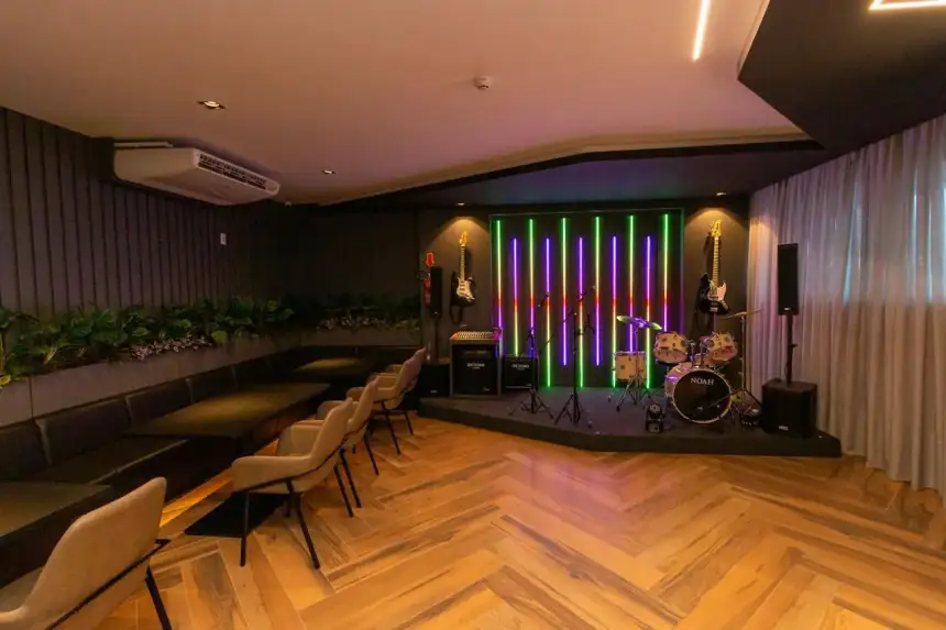 Sala de música com palco e instrumentos