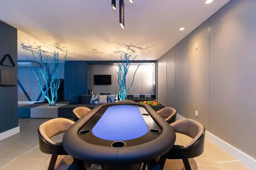 Sala de poker com mesa profissional