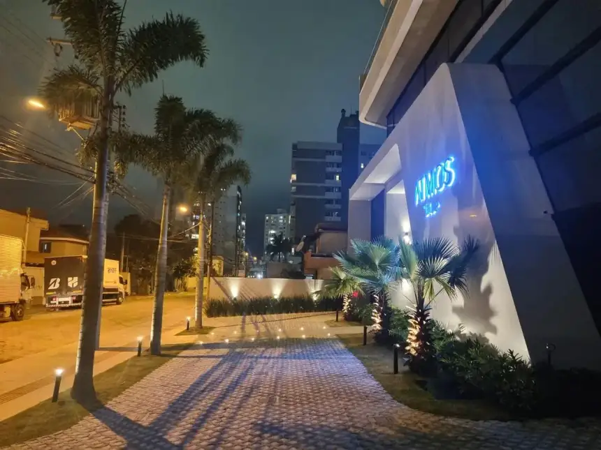 Fachada iluminada do empreendimento em Itajaí