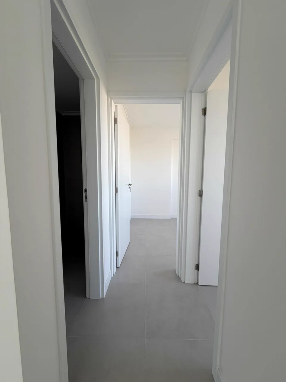 Circulação interna de apartamento em Itajaí com acabamento de alto padrão