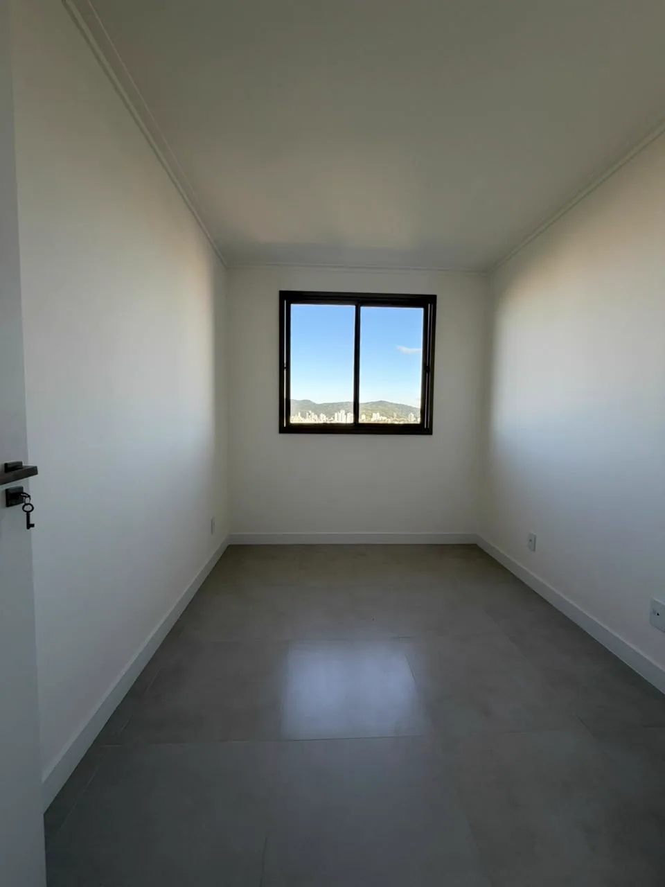 Dormitório de apartamento em Itajaí com vista para a cidade