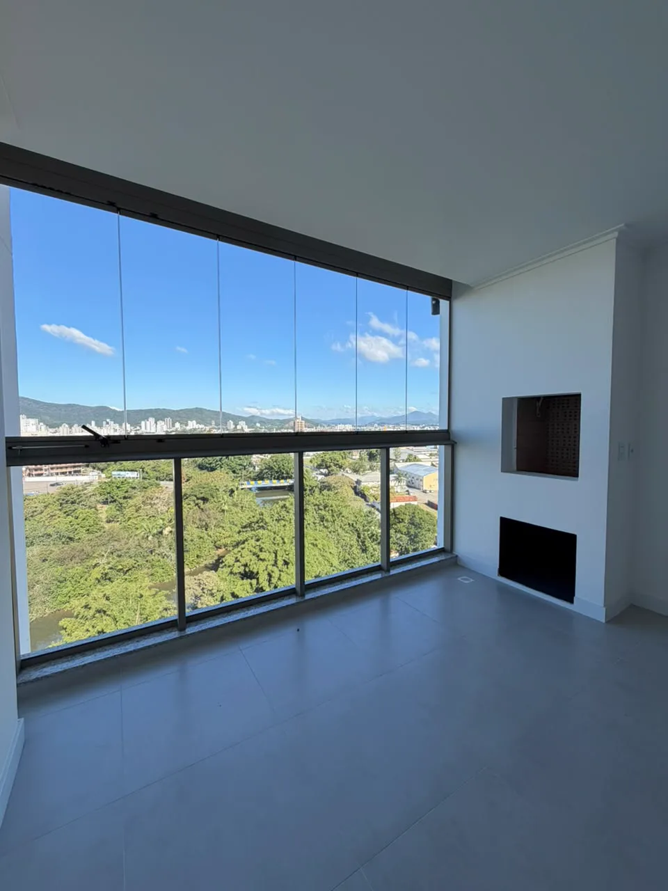 Sacada envidraçada de apartamento em Itajaí com vista panorâmica