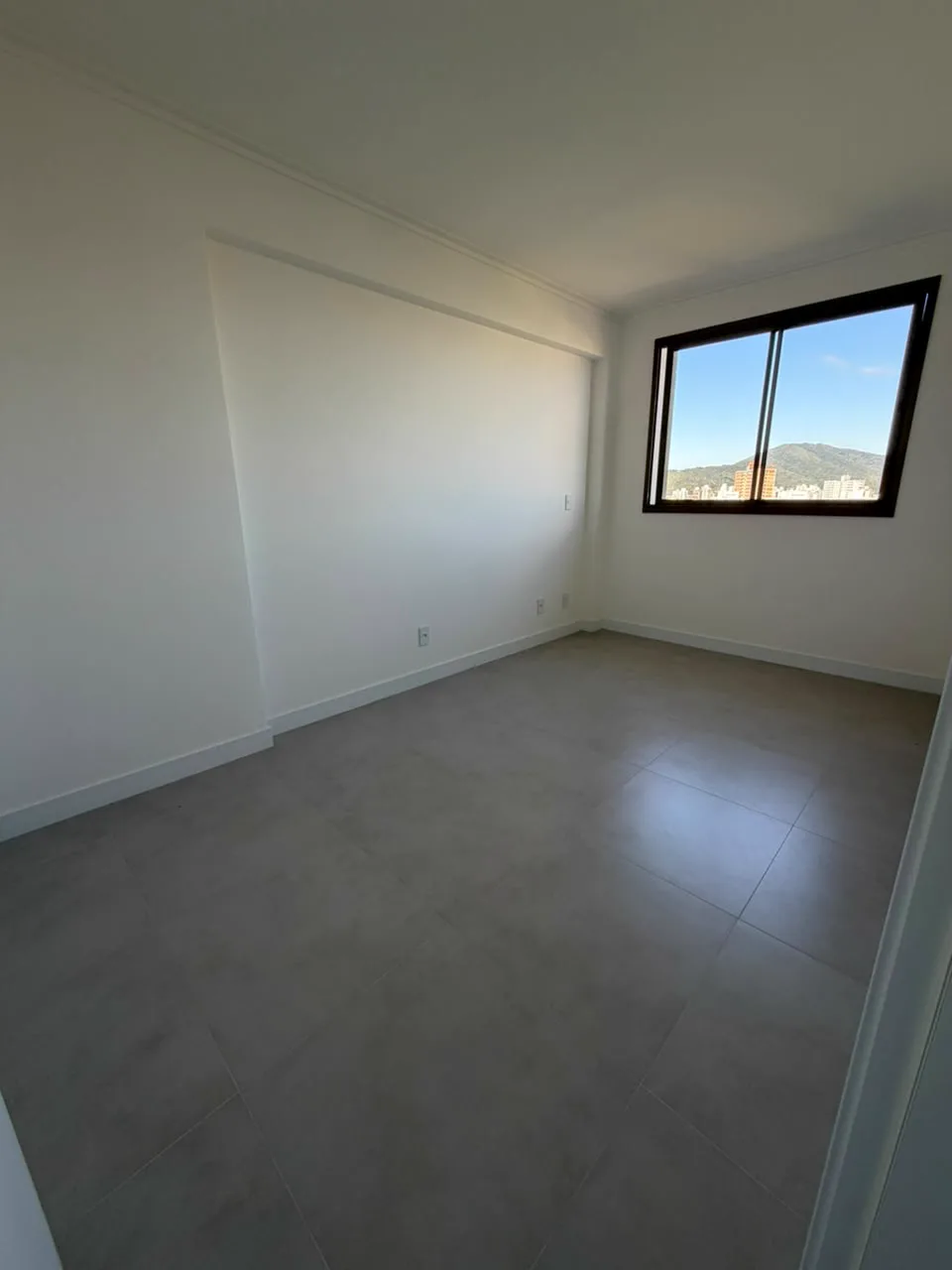 Suíte de apartamento em Itajaí com janela e vista